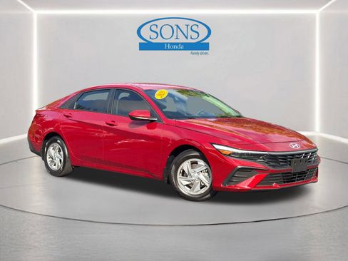 Used 2025 Hyundai Elantra SE FWD image 1