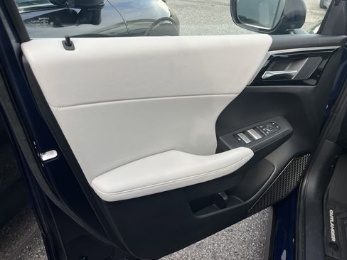 New 2025 Mitsubishi Outlander SE image 5