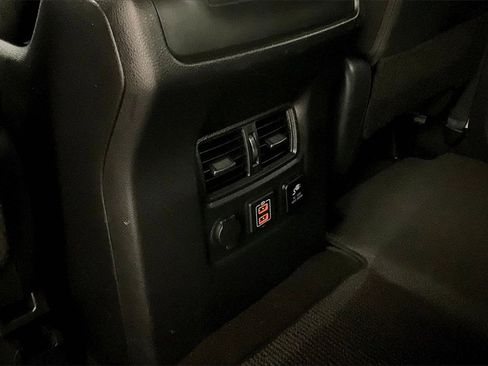 Used 2019 Nissan Titan SV w/ SV Convenience Package image 11