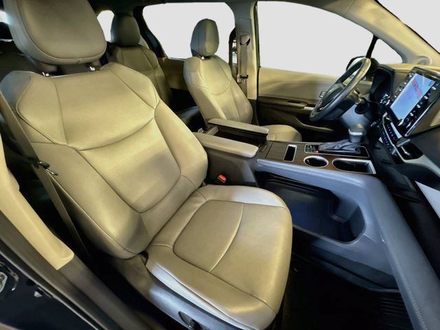 Used 2023 Toyota Sienna XLE w/ XLE Plus Package FWD image 31