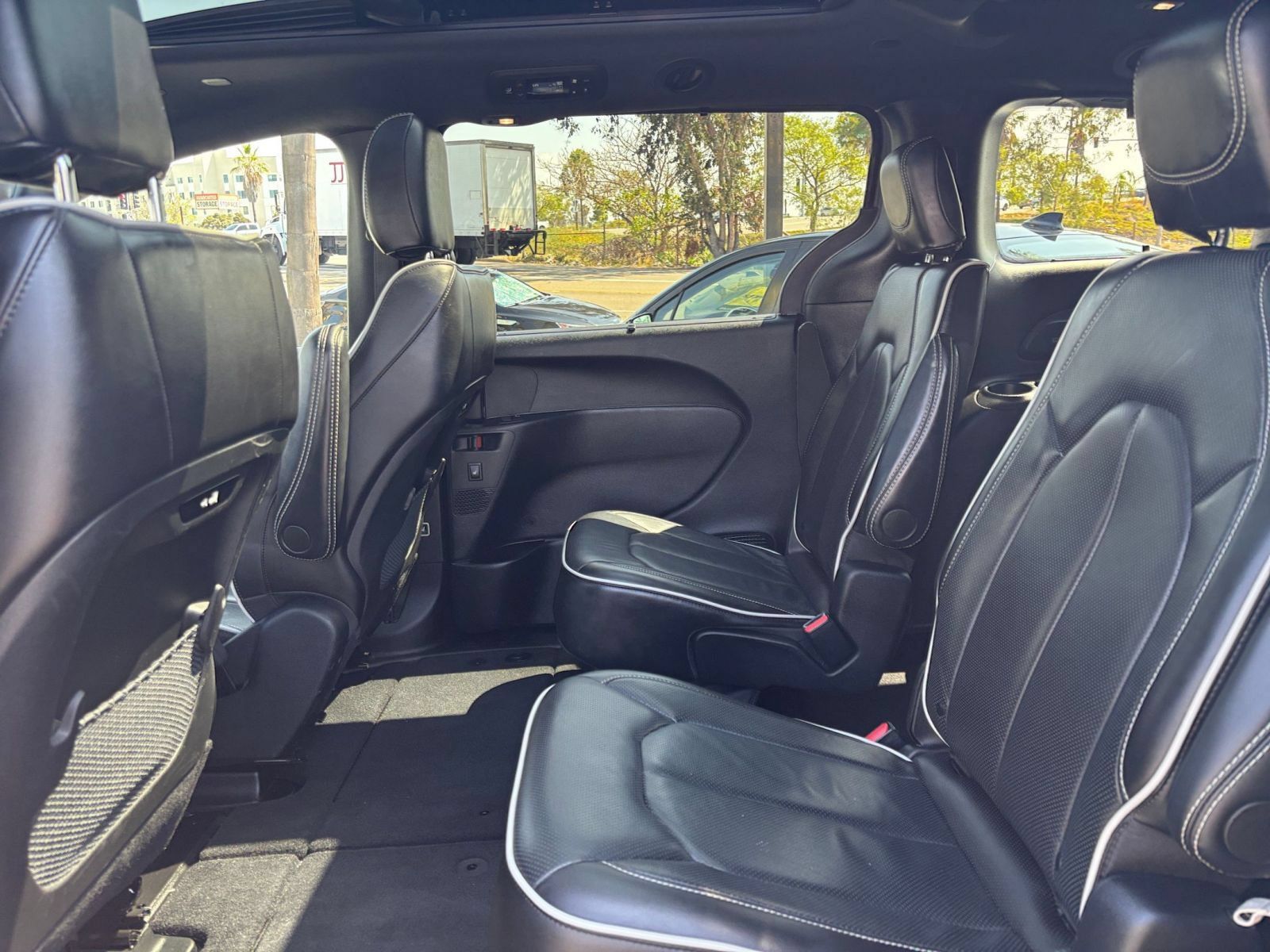 Used 2025 Chrysler Pacifica Limited FWD image 28