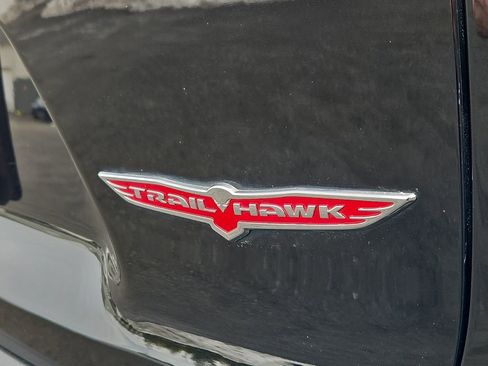 Used 2019 Jeep Cherokee Trailhawk image 29