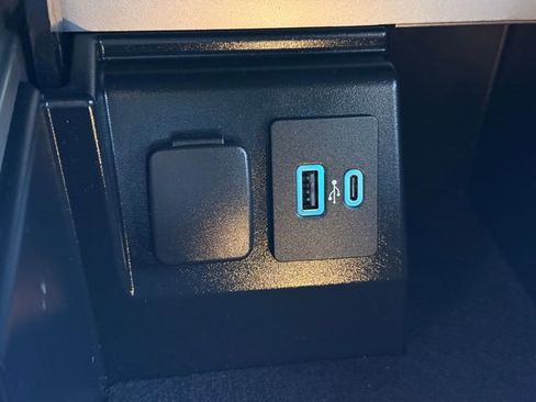 Used 2022 Ford Explorer XLT w/ Equipment Group 202A image 13