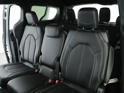 New 2026 Chrysler Pacifica Select image 5
