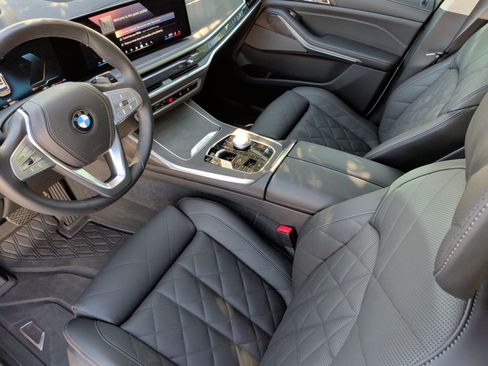 Certified 2025 BMW X7 xDrive40i w/ Premium Package image 17