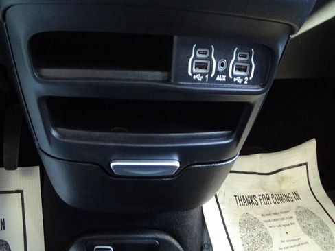 Certified 2025 Chrysler Pacifica Select FWD image 33