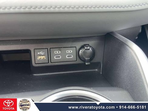 Used 2023 Toyota Highlander XLE AWD/4WD image 32