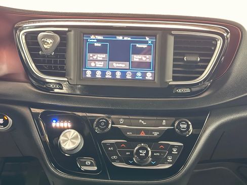 Used 2020 Chrysler Pacifica Touring-L image 27