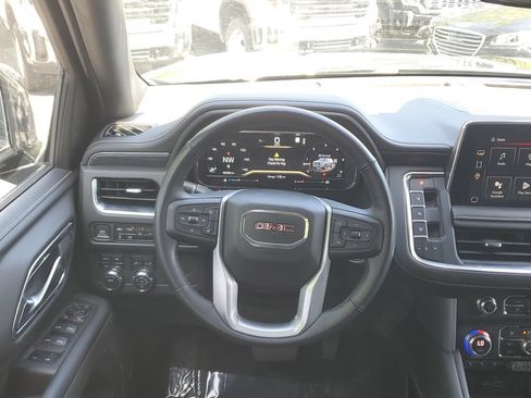 Certified 2022 GMC Yukon SLT w/ SLT Premium Package AWD/4WD image 18