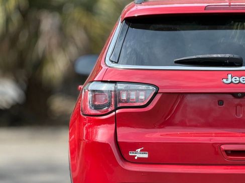 Used 2018 Jeep Compass Latitude FWD image 13