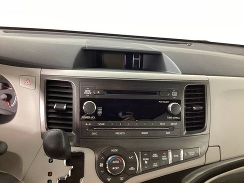 Used 2013 Toyota Sienna LE FWD image 17