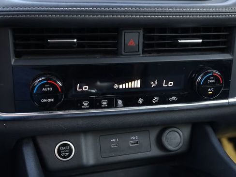 Used 2023 Nissan Rogue SV image 19