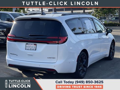 Used 2024 Chrysler Pacifica Limited w/ Uconnect Theater Family Group FWD image 6