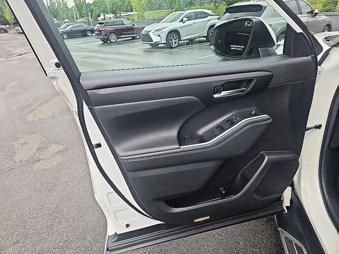 Used 2021 Toyota Highlander XLE AWD/4WD image 13