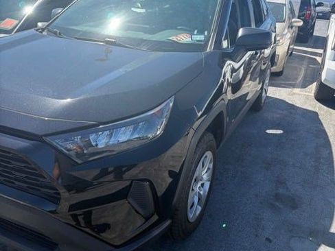 Used 2020 Toyota RAV4 LE FWD image 3