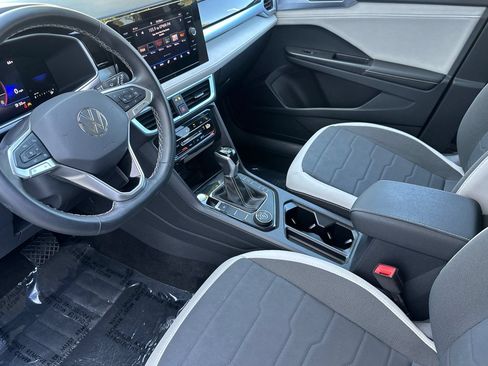 Used 2025 Volkswagen Taos SE AWD/4WD image 8