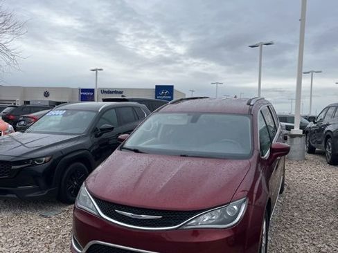 Used 2020 Chrysler Pacifica Touring-L image 1