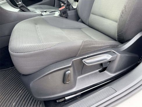 Used 2016 Volkswagen Golf S image 18