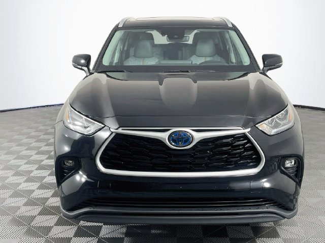 Used 2023 Toyota Highlander Bronze Edition FWD image 3