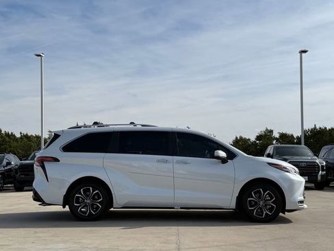 Used 2025 Toyota Sienna Platinum image 5