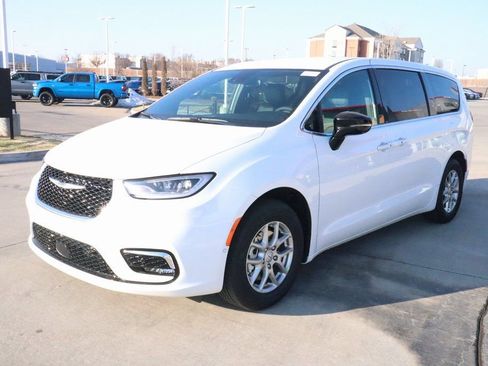 New 2026 Chrysler Pacifica Select FWD image 10