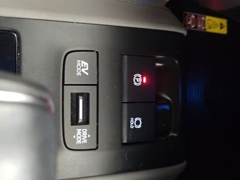 Used 2024 Toyota Venza XLE image 24