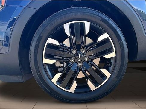 Used 2025 Kia Telluride SX w/ SX Captain's Chair Package AWD/4WD image 9