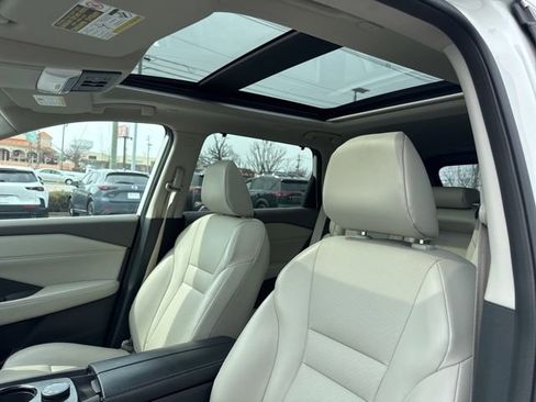 Used 2023 Nissan Rogue SV w/ SV Premium B Package image 2