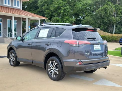 Used 2018 Toyota RAV4 LE FWD image 3