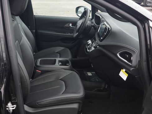 New 2026 Chrysler Pacifica Select image 69