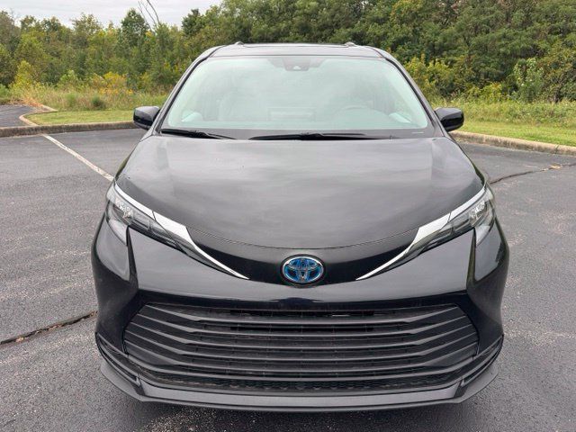 Certified 2025 Toyota Sienna LE w/ LE Plus Package AWD/4WD image 8