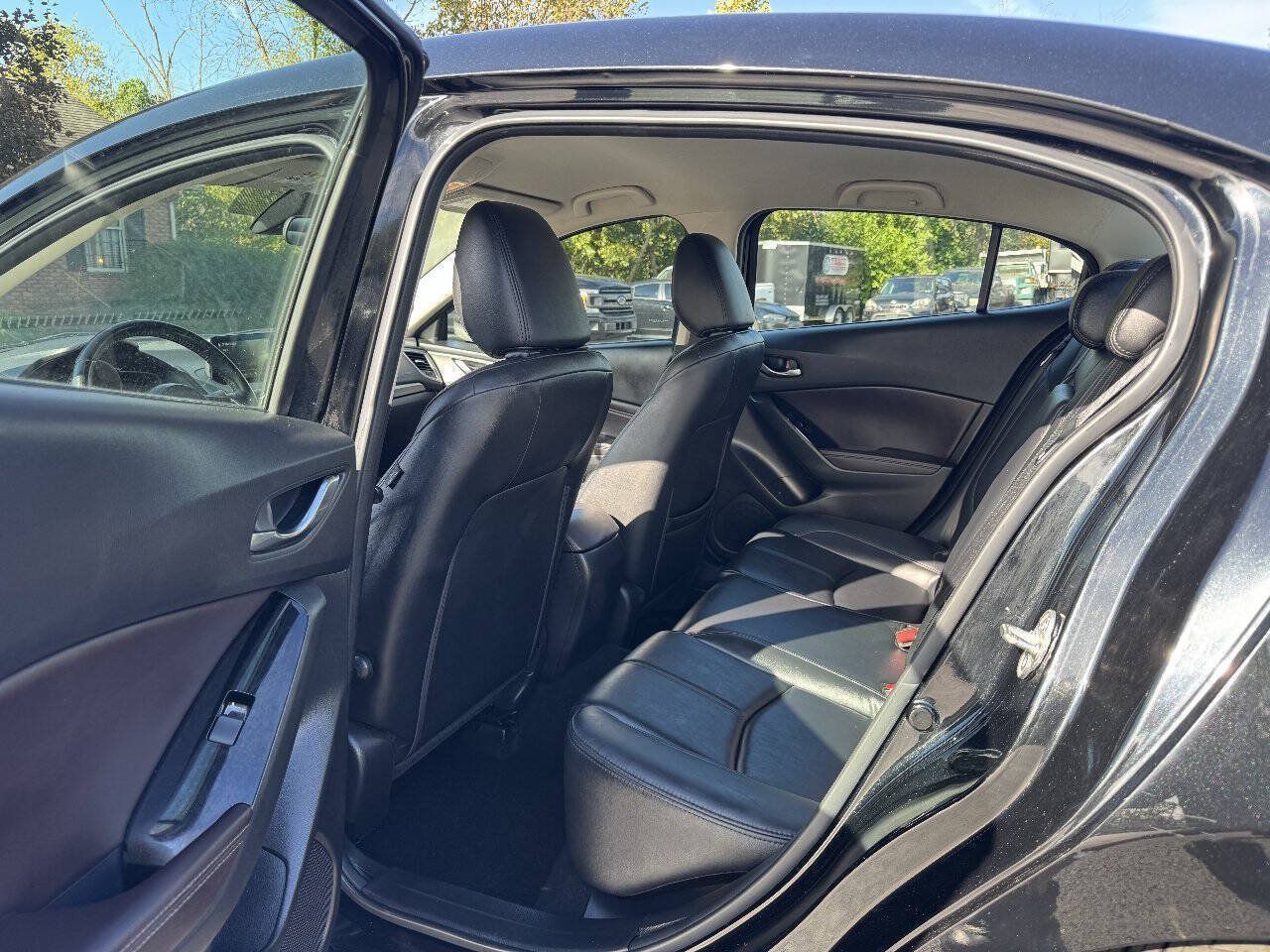 Used 2018 MAZDA MAZDA3 Touring FWD image 16
