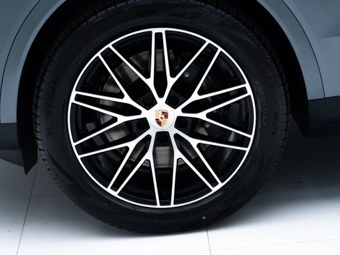 Certified 2026 Porsche Cayenne GTS AWD/4WD image 12
