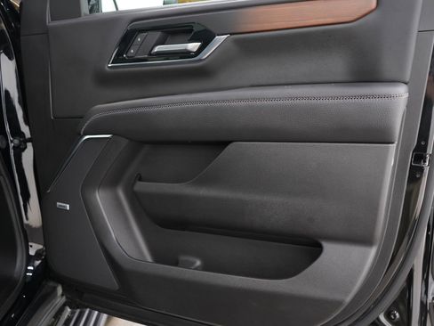 Used 2025 GMC Yukon Denali w/ Sun & Power Step Package AWD/4WD image 9