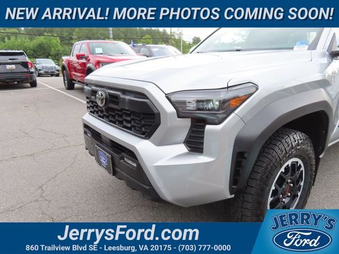 Used 2024 Toyota Tacoma TRD Off-Road w/ TRD Off Road Premium Package AWD/4WD image 9