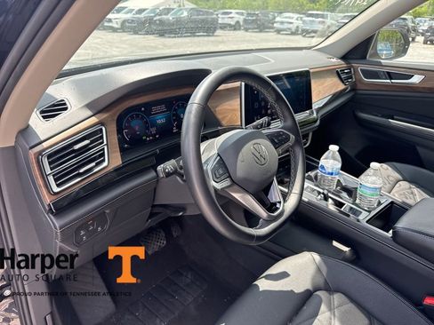 Used 2024 Volkswagen Atlas SE w/ Panoramic Sunroof Package AWD/4WD image 14