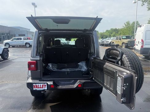 Used 2025 Jeep Wrangler Unlimited Sahara AWD/4WD image 49