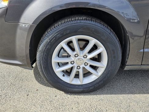 Used 2019 Dodge Grand Caravan SXT image 9
