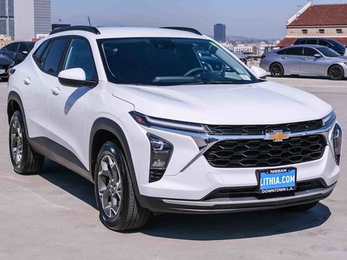 Used 2025 Chevrolet Trax LT FWD image 3