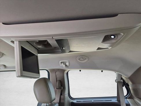 Used 2012 Volkswagen Routan SEL FWD image 12