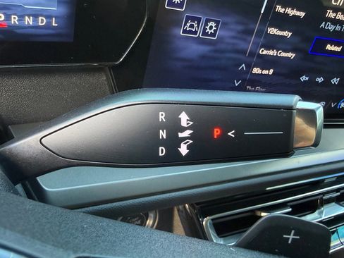 Used 2025 Chevrolet Traverse LT w/ Driver Confidence Package image 29