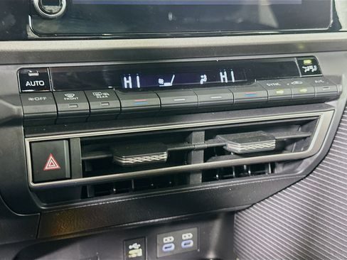 Used 2025 Toyota Camry SE image 23