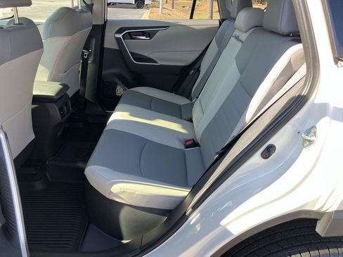 Used 2022 Toyota RAV4 XLE Premium image 23