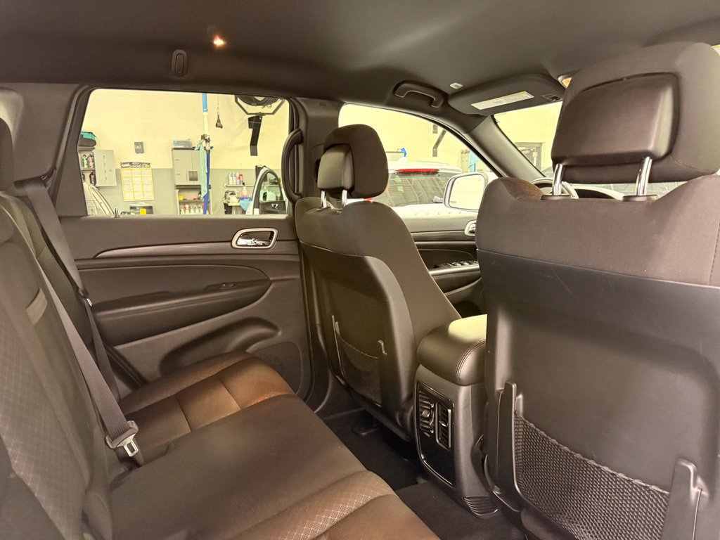 Used 2020 Jeep Grand Cherokee Laredo AWD/4WD image 26