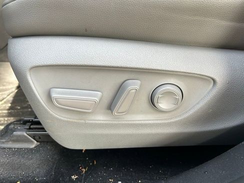 Used 2021 Toyota Highlander XLE FWD image 17