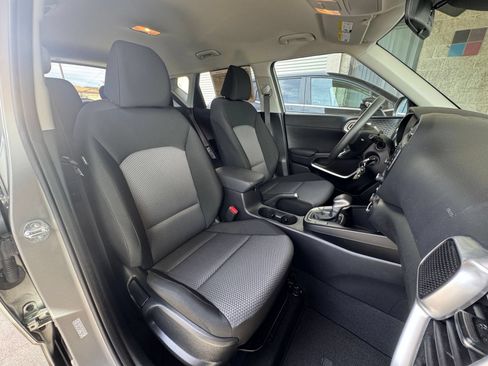 Used 2025 Kia Soul LX w/ LX Technology Package FWD image 34