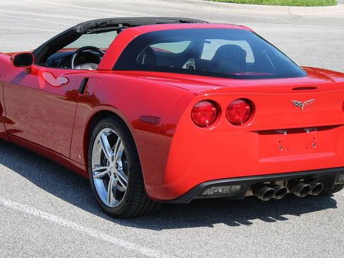 Used 2007 Chevrolet Corvette Coupe w/ Performance Package RWD image 15