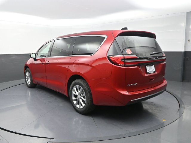 New 2027 Chrysler Pacifica Select AWD/4WD image 6