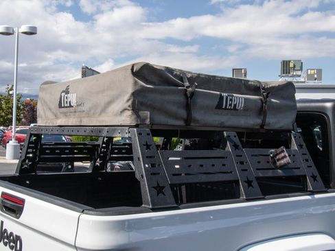 Used 2022 Jeep Gladiator Sport image 9