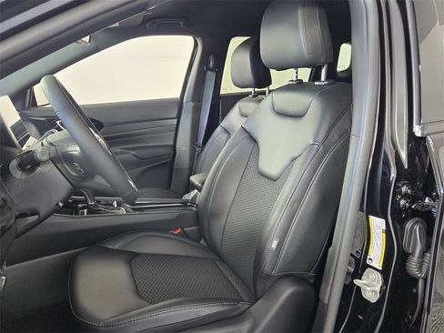 New 2026 Jeep Compass Latitude image 6